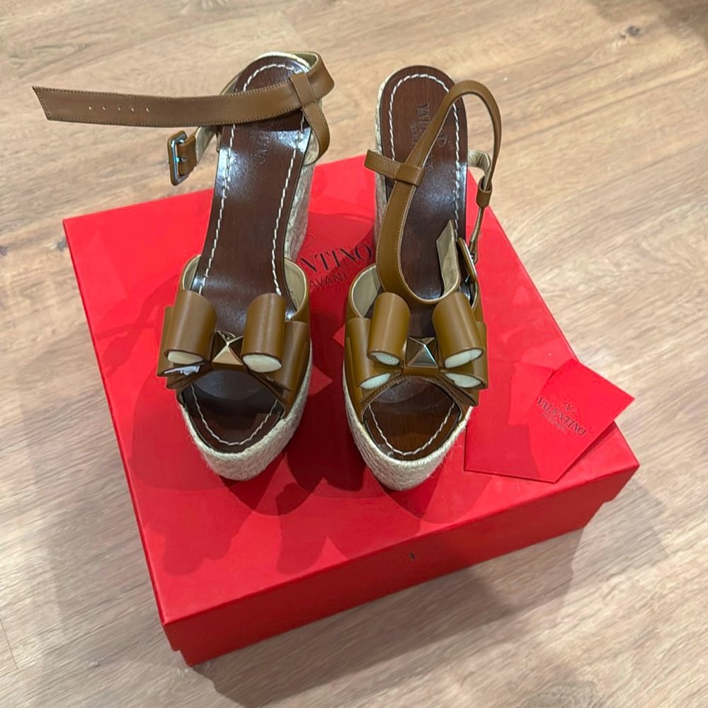 Valentino Garavani Espadrille w/ Bow wedge
